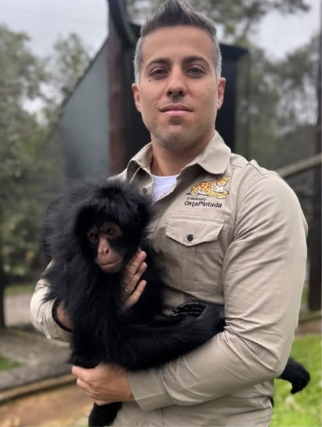 Delegado com macaco resgatado em santuário