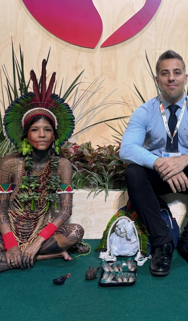 Delegado com liderança indígena na COP 30