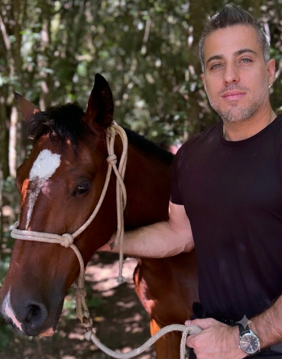 Delegado com cavalo no campo